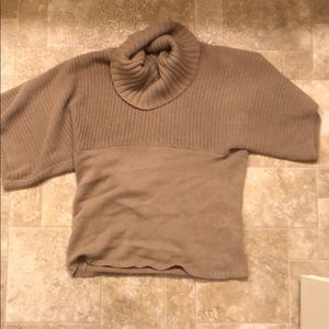 Turtle neck shoer sleeve sweater